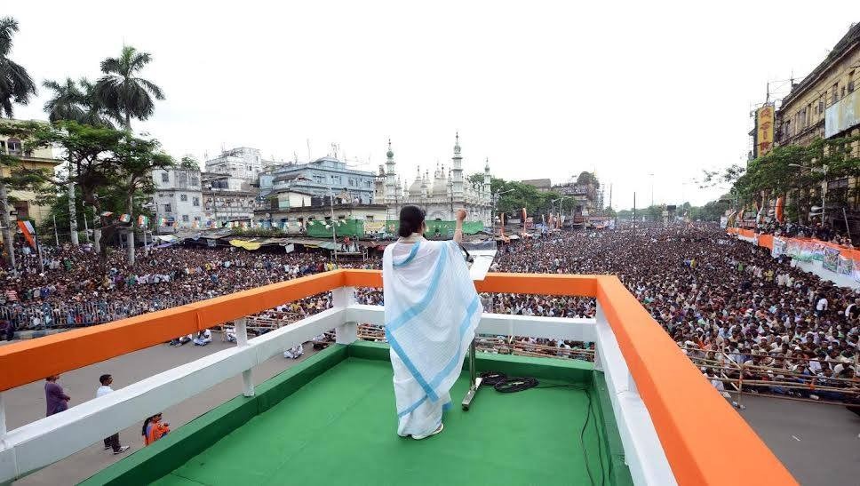 तृणमूल काँग्रेसचे थेट काँग्रेसमध्ये विलीनीकरण?   ममता बॅनर्जी काय निर्णय घेणार?