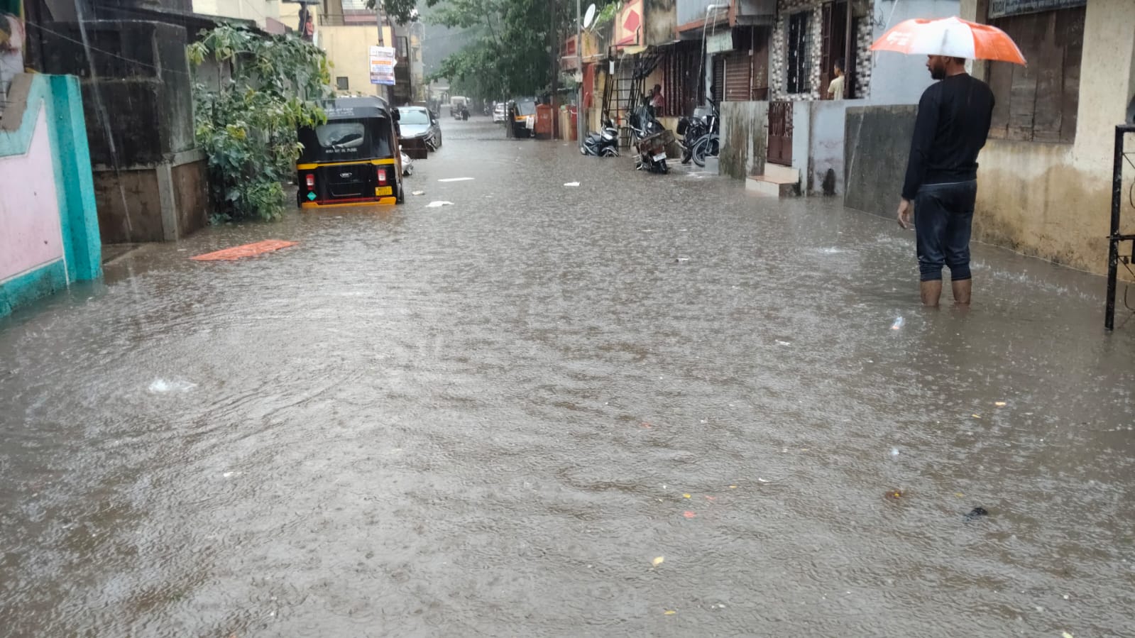 नाशिकमध्ये पावसाचा जोरदार तडाखा...  दरडी कोसळल्याने हे मार्ग बंद...  या धरणांमधून विसर्ग सुरू...