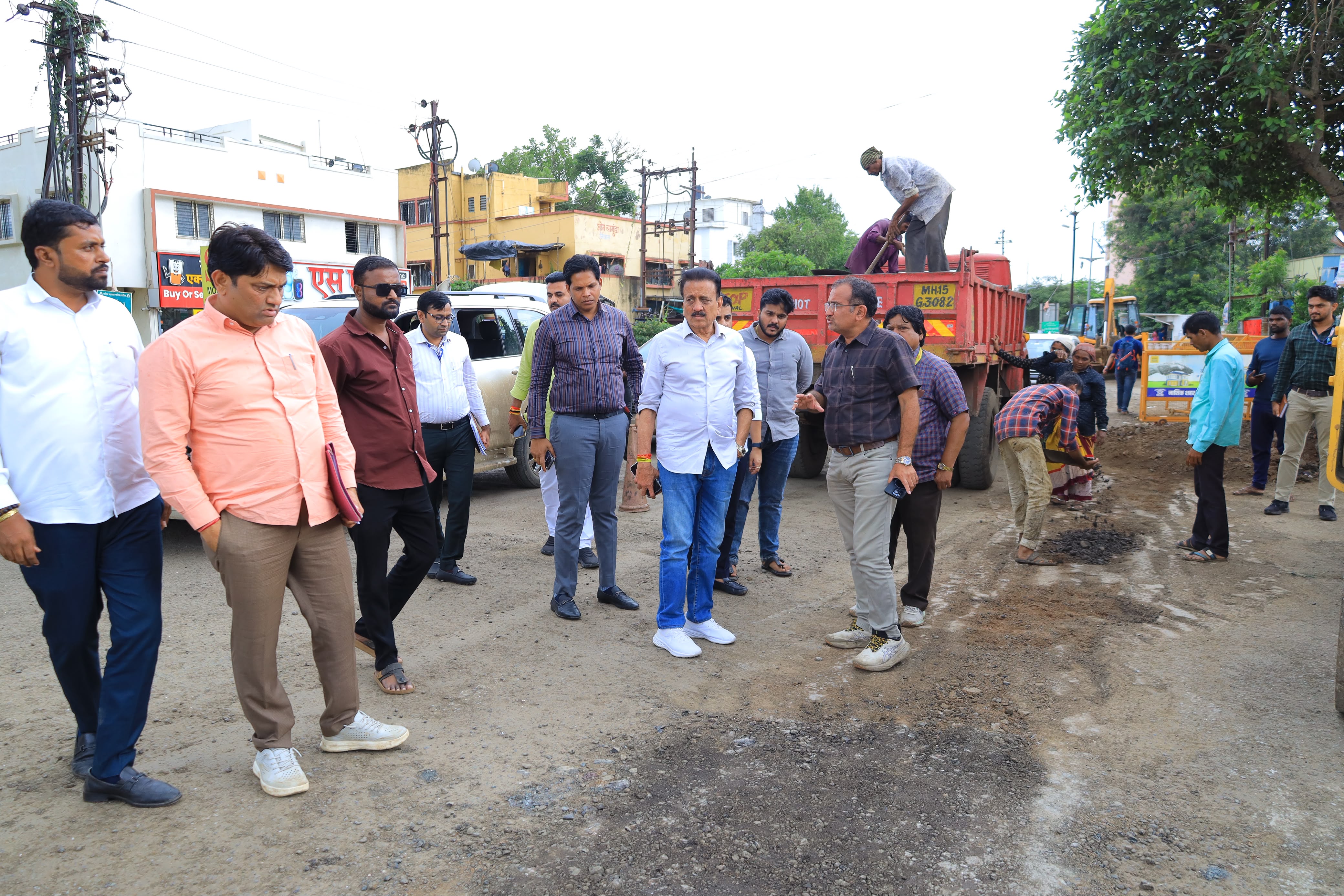 नाशिक महापालिकेत खड्ड्यांवरून राडा, तर दुसरीकडे मंत्री गिरीश महाजन रस्त्यावर...