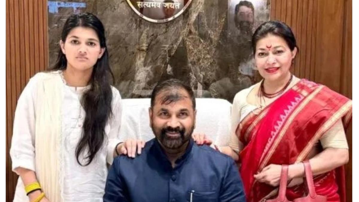 वडिलांनी पक्ष का बदलला?  सचिन अहिर शिंदे गटात का गेले?  कन्या किरण अहिरची पोस्ट व्हायरल...