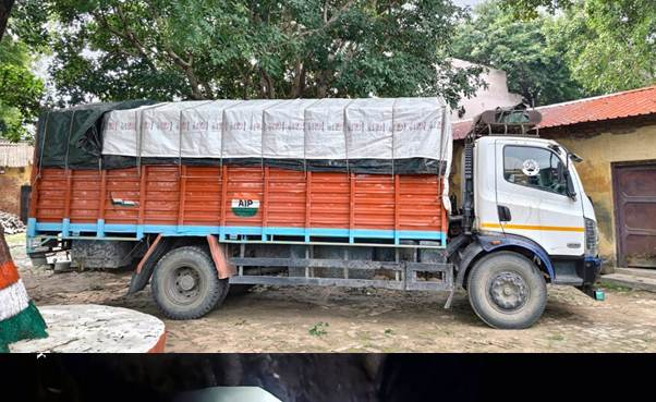 ऑपरेशन ब्लॅक हॉक्स यशस्वी...  क्रेटा कार आणि ट्रकच्या गुप्त कप्प्यात सापडले हे घबाड...