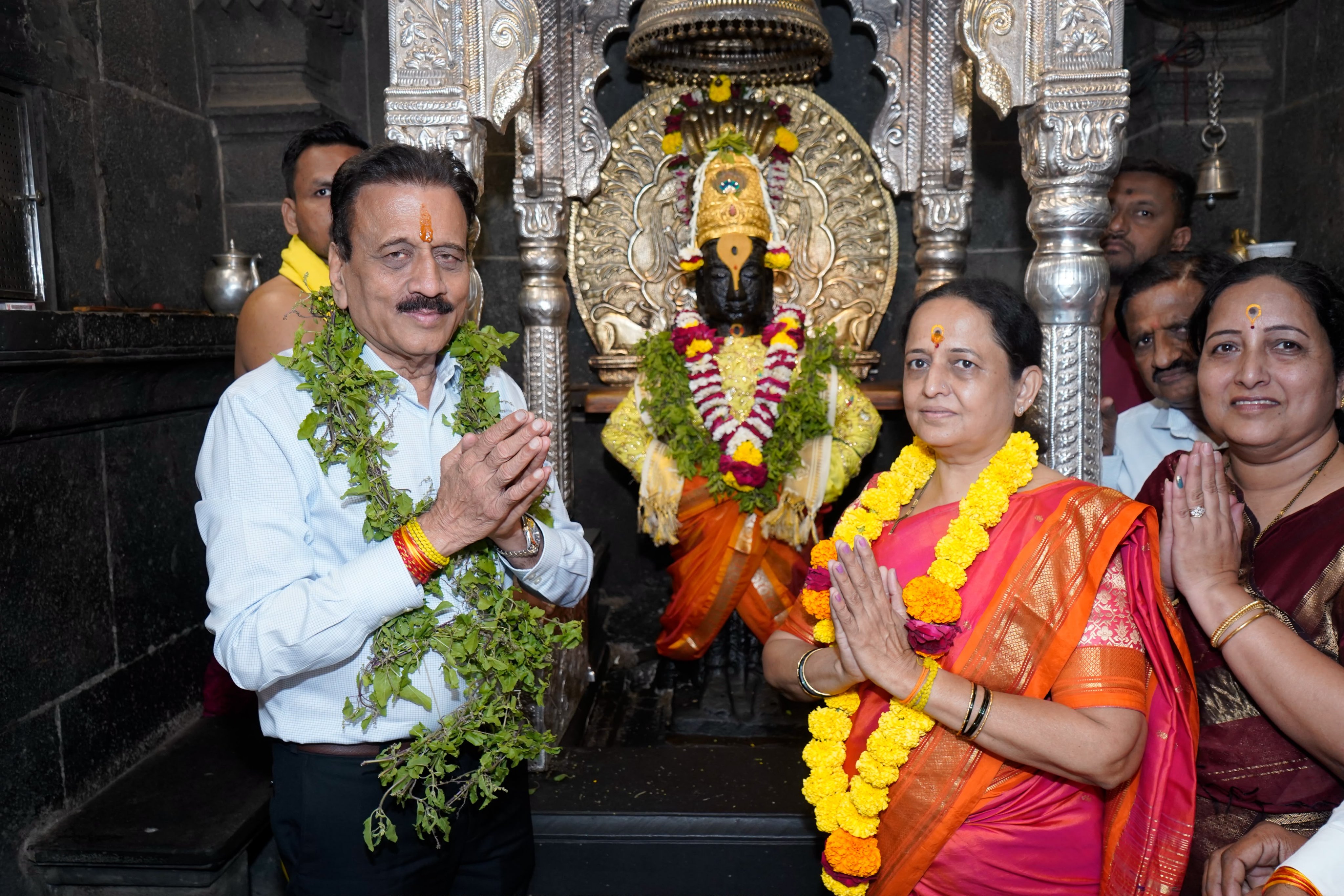 पांडुरंगाच्या दरबारात गिरीश महाजनांना 'पालकमंत्री'पदाचा प्रसाद...  बायकोने कानात सांगितले अन्...