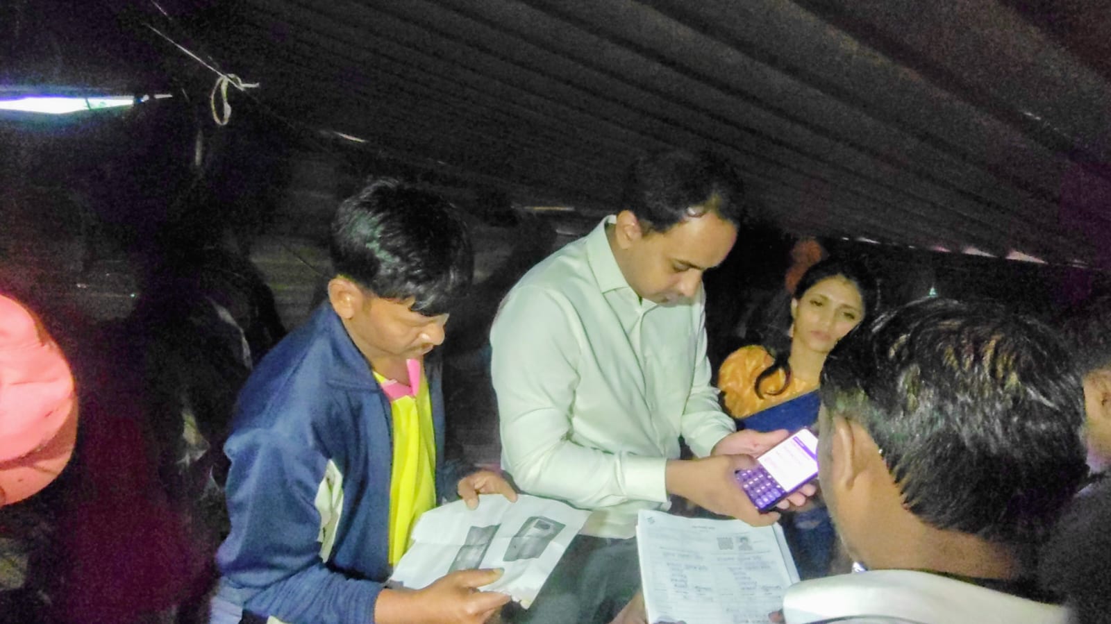 भर पावसात जिल्हाधिकारी पोहोचले थेट गुजरात सीमेवर...   'ठाणापाडा'त दिव्यांग मतदाराचा स्वतःच भरला अर्ज...