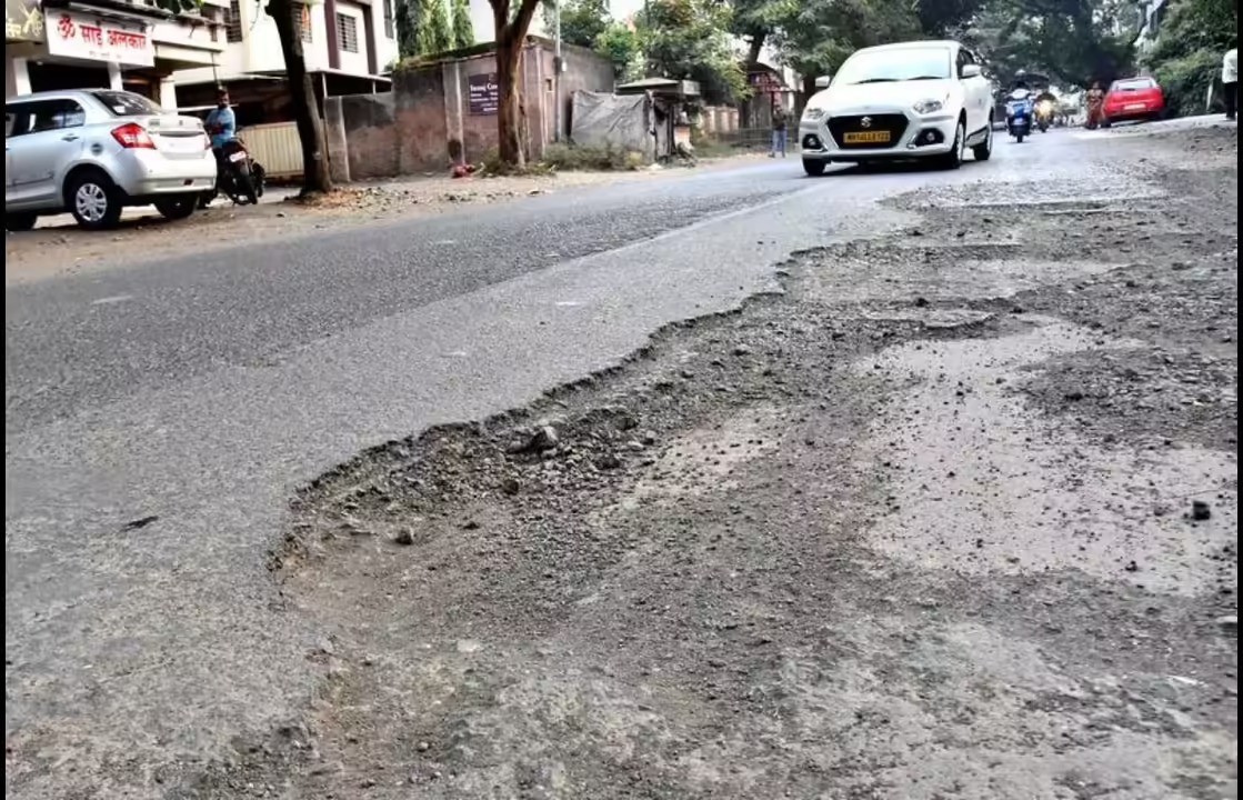 "खड्ड्यांमध्ये पोहत नाशिकपर्यंत आलो!"   संजय राऊतांचा हल्लाबोल...  आज नाशकात भव्य मोर्चा...