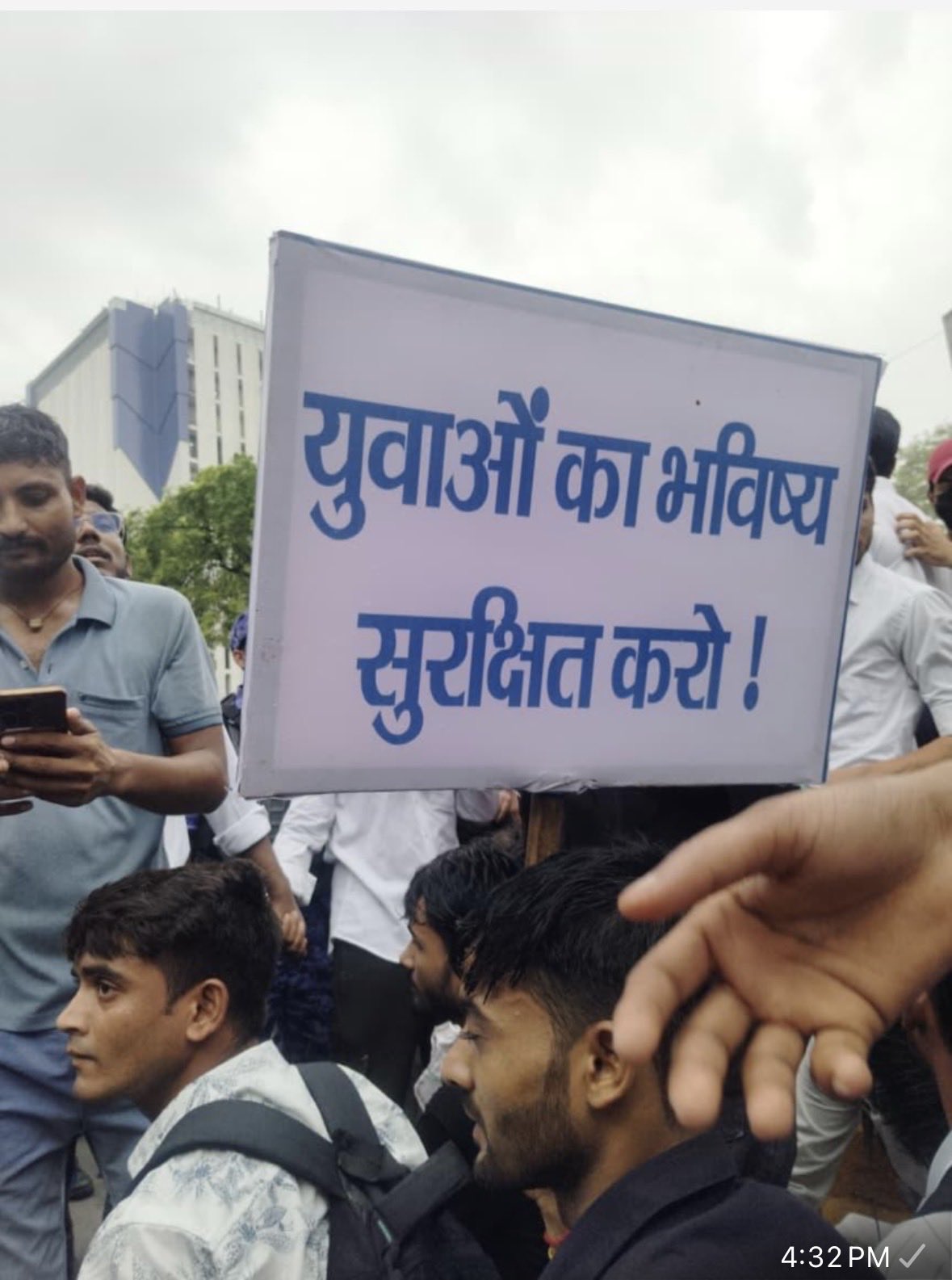 जंतरमंतरवर ‘जेन-झी’ आंदोलन चिघळले...   पोलिसांशी झटापट, लाठीहल्ला आणि अश्रुधुराचा मारा...