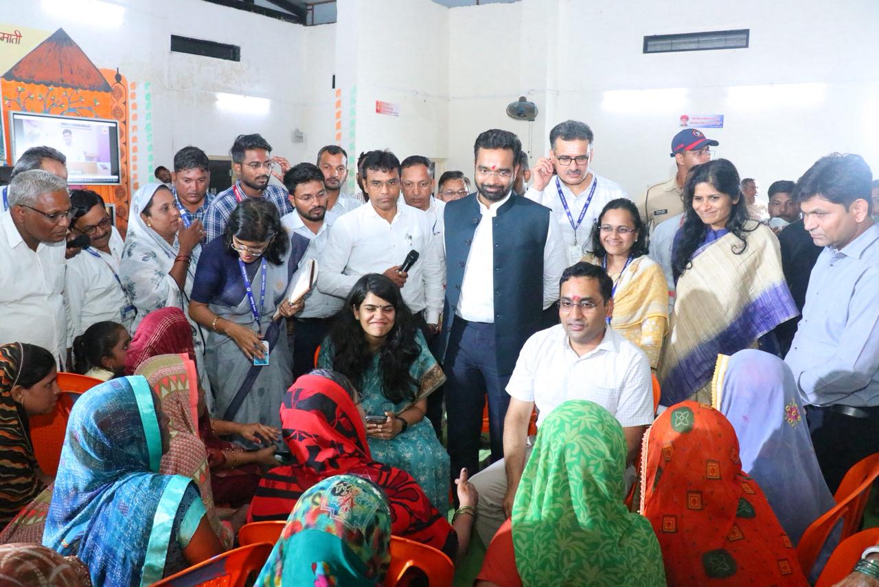 विभागीय आयुक्त डॉ. गेडाम जेव्हा अचानक ग्रामपंचायत आणि तलाठी कार्यालयात येतात...  ग्रामस्थांनी काय तक्रारी केल्या?